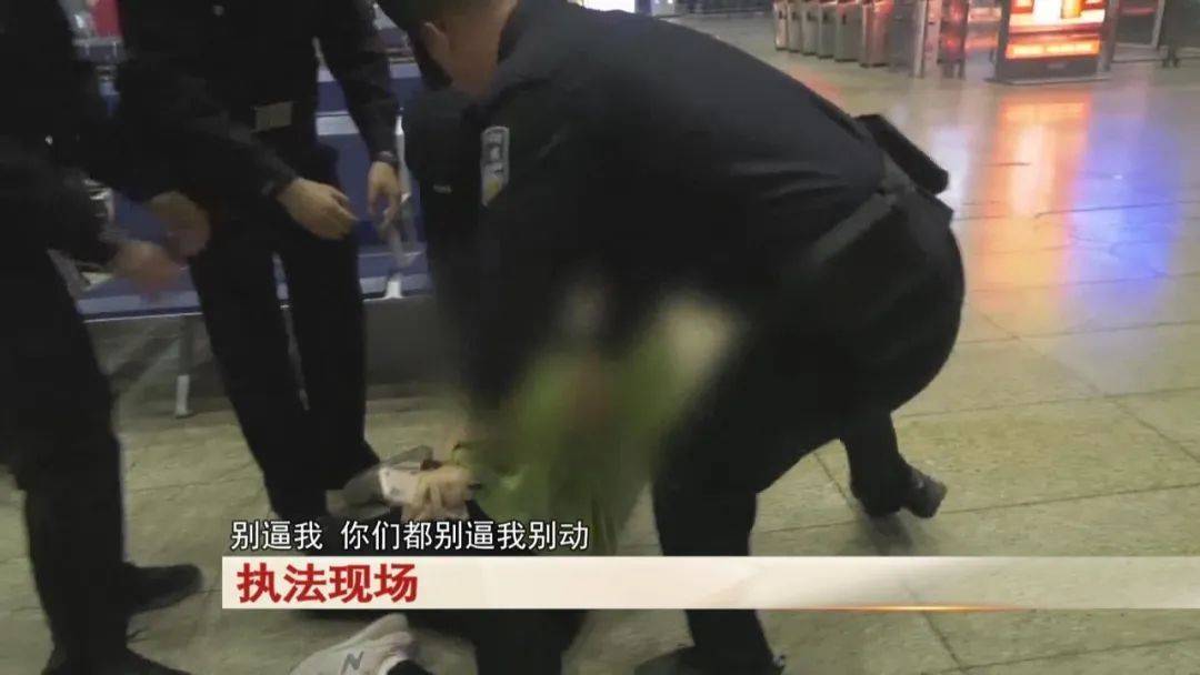 皇冠信用网账号_“老赖”车站被抓皇冠信用网账号,竟质问法官:为何不抓我妈 !