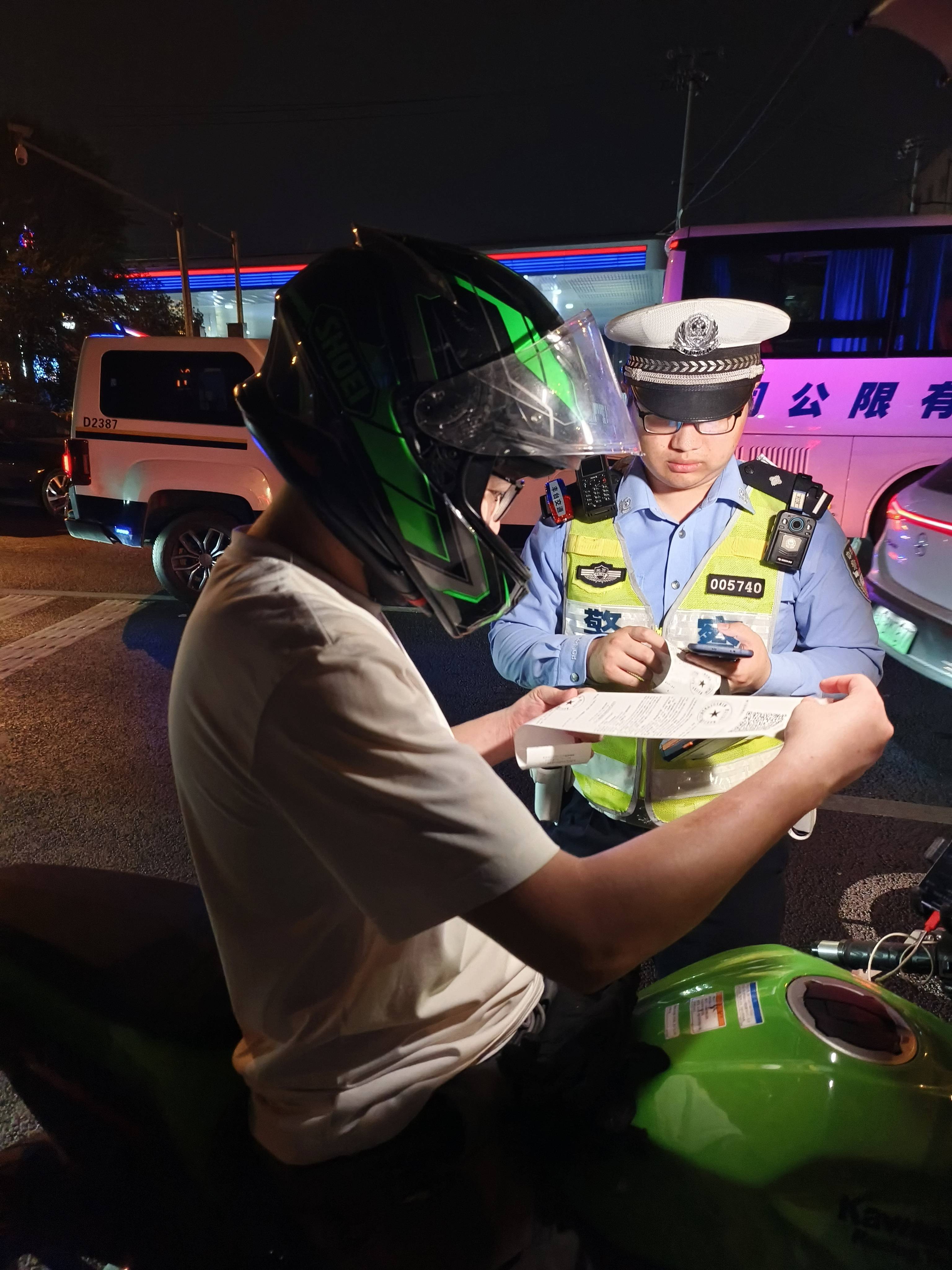 皇冠信用网登2_北京警方夜查皇冠信用网登2,京B摩托车进四环被当场拦下