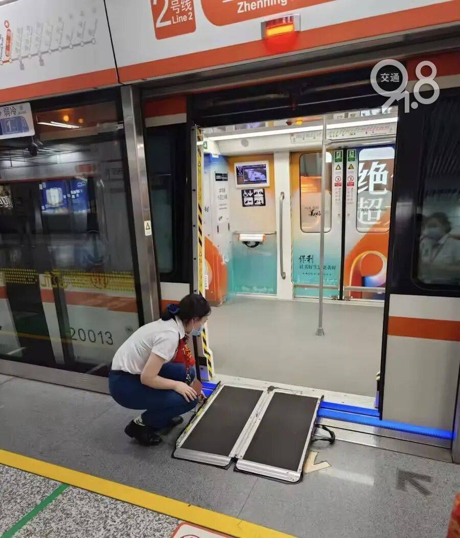 皇冠信用网怎么开户
_杭州地铁内皇冠信用网怎么开户
,女乘客突然崩溃大哭!紧接着……这一幕被拍下
