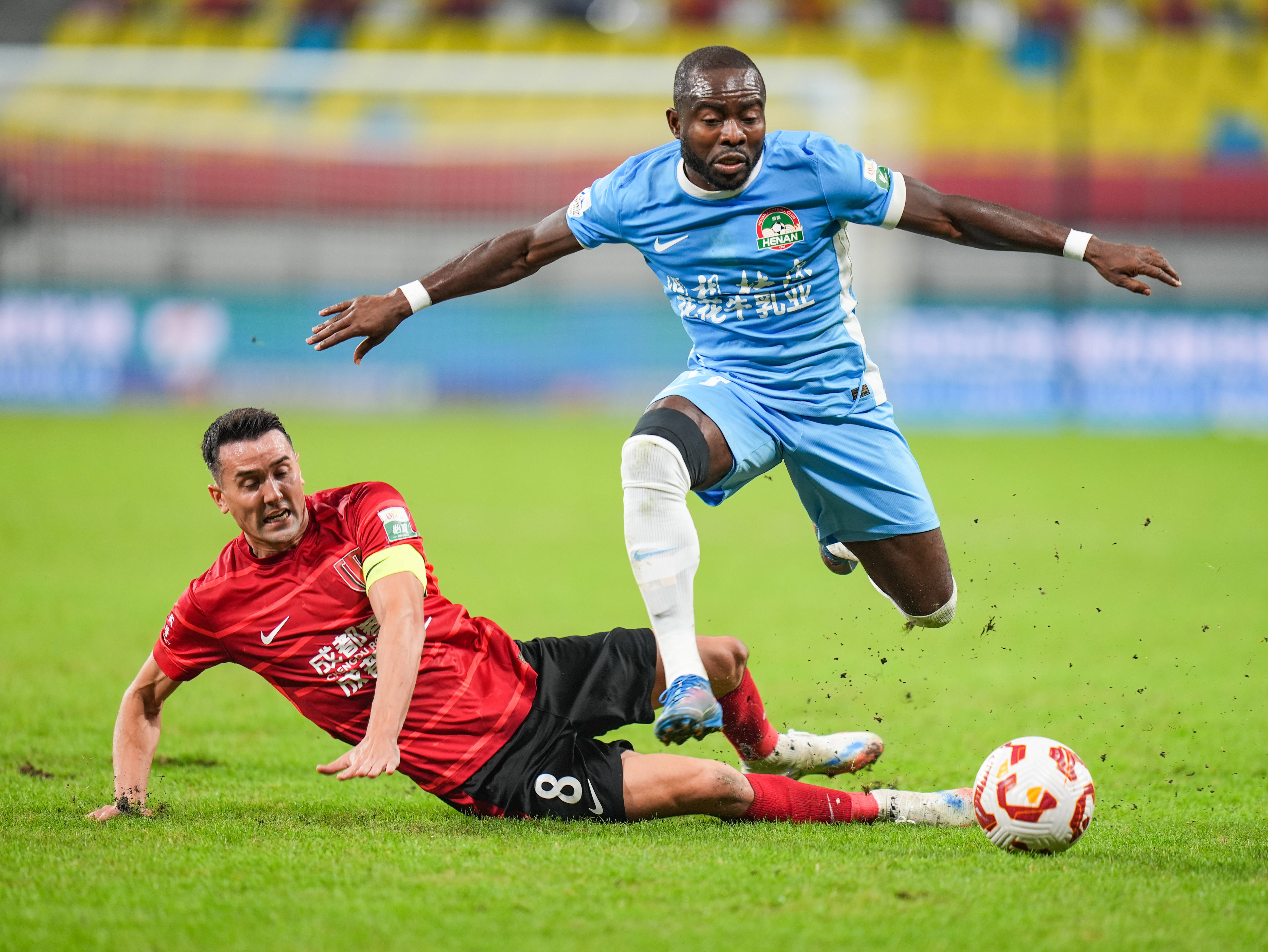 皇冠信用网怎么租_重罚皇冠信用网怎么租？曝河南队外援阿奇姆彭遭球迷种族歧视 辱骂+竖中指