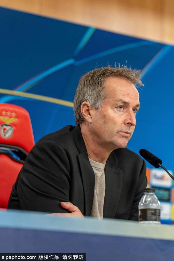 谢周三vs 诺维奇_国足选帅内幕：专家组一致看好巴迪亚谢周三vs 诺维奇，背后隐藏的执教哲学与战术分析