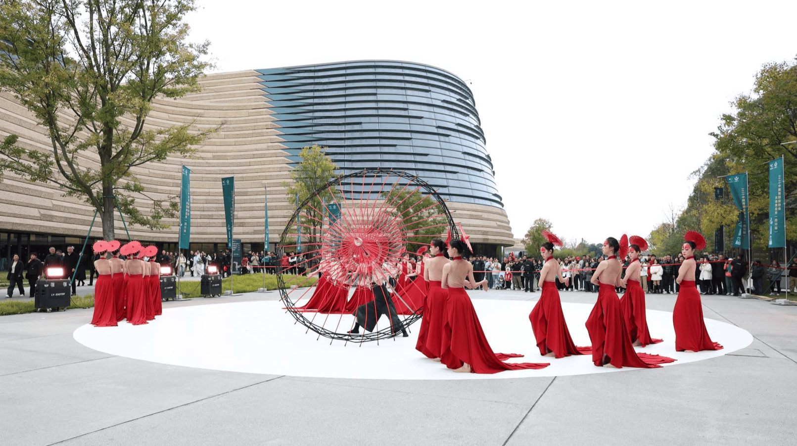 皇冠代理怎么拿_“舞”动古蜀文明皇冠代理怎么拿！中国舞蹈家协会“环境舞蹈季”在三星堆惊艳开幕