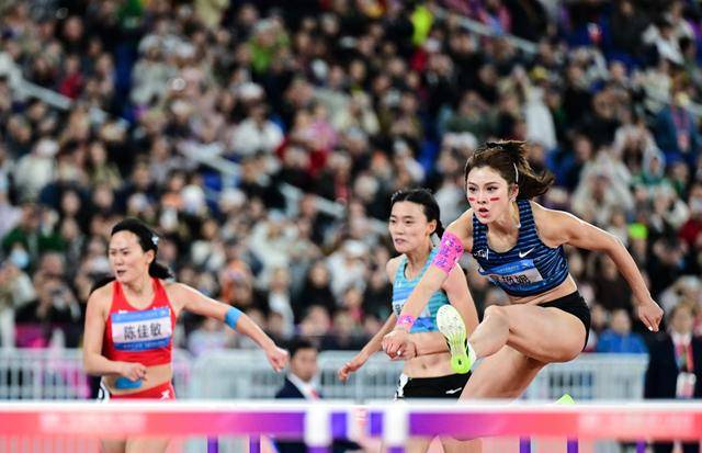 皇冠信用网如何申请_吴艳妮还是哭了：当她不再是100米栏赛道上唯一的“答案”皇冠信用网如何申请！