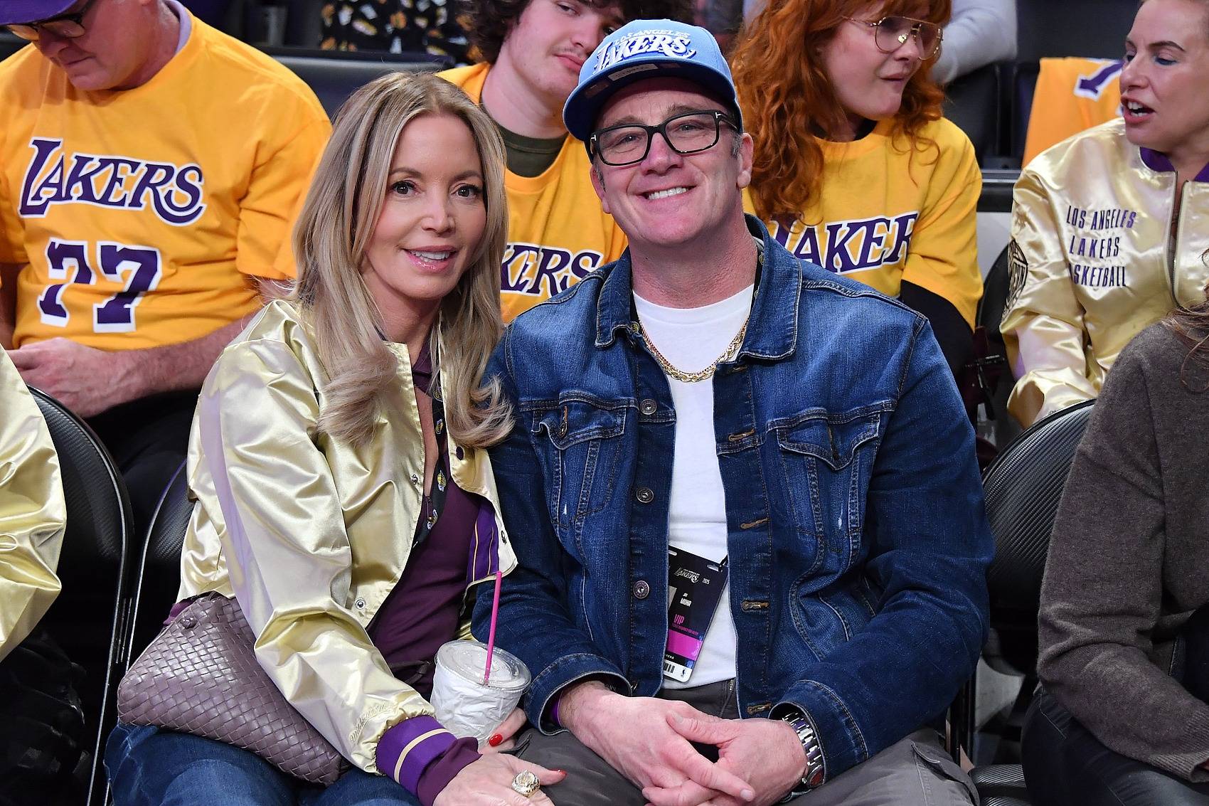 皇冠信用网在线申请_湖人解雇乔伊-巴斯和杰西-巴斯 正重组篮球运营部门