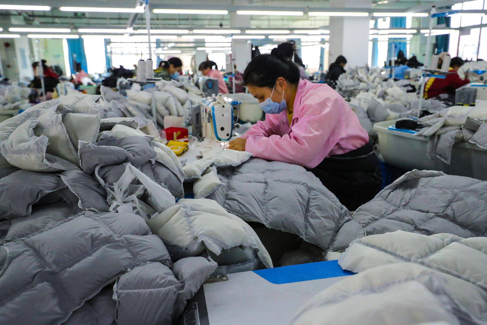 皇冠代理登录地址_羽绒服涨价与猪肉降价有关？经济学家：有一定合理性皇冠代理登录地址！行业协会：“白鸭绒一吨17万元涨到58万元”或引起误读