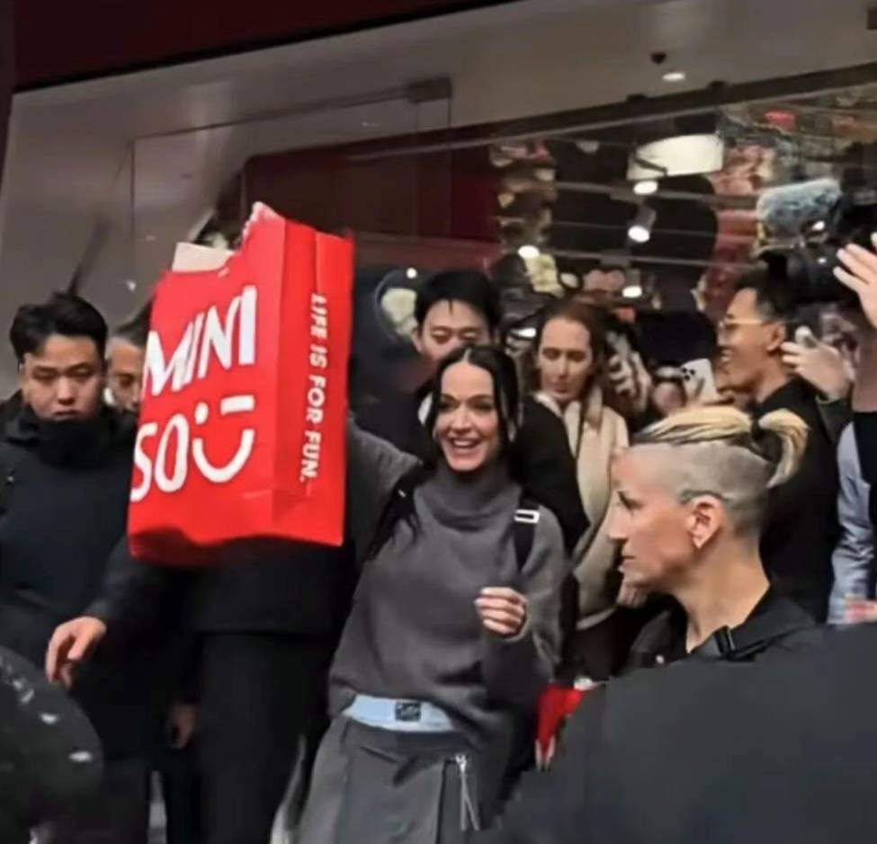 皇冠信用網怎么开通_知名女歌手在上海迪士尼被偶遇皇冠信用網怎么开通，见证求婚！“一时不知道谁更幸福”