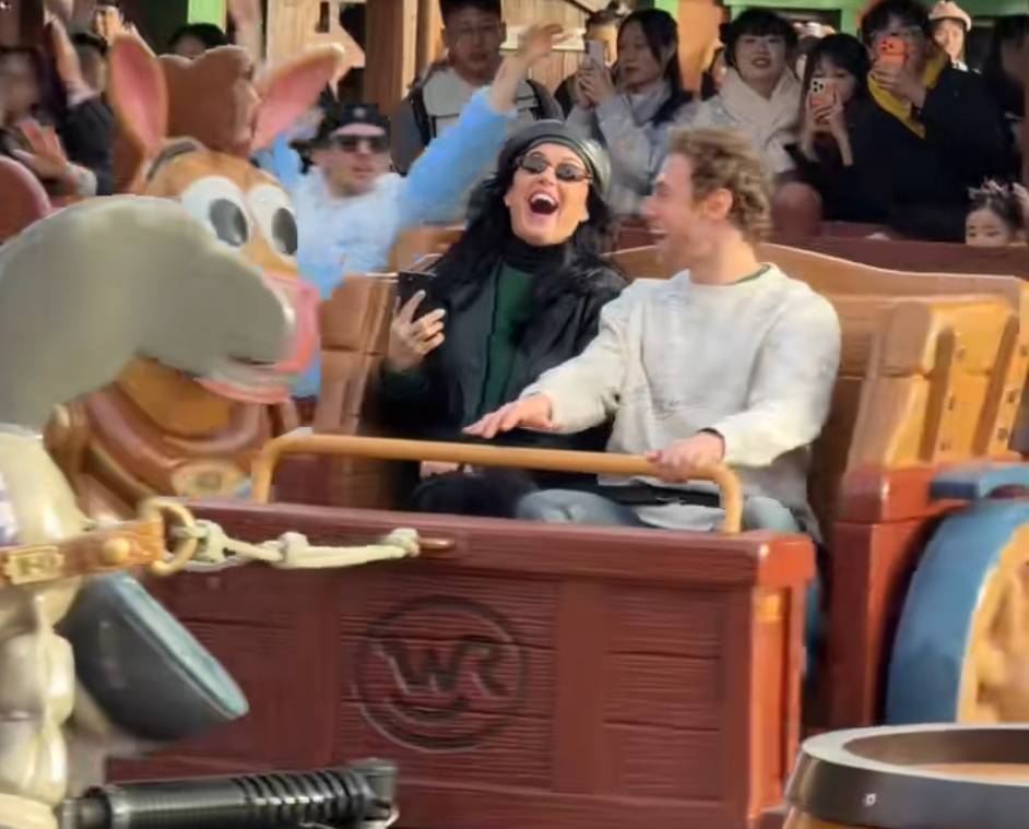 皇冠信用網怎么开通_知名女歌手在上海迪士尼被偶遇皇冠信用網怎么开通，见证求婚！“一时不知道谁更幸福”