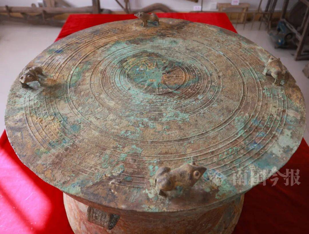 皇冠信用登2代理_柳州钓鱼阿叔竹林挖蚯蚓皇冠信用登2代理，竟挖出千年前的“大宝贝”！