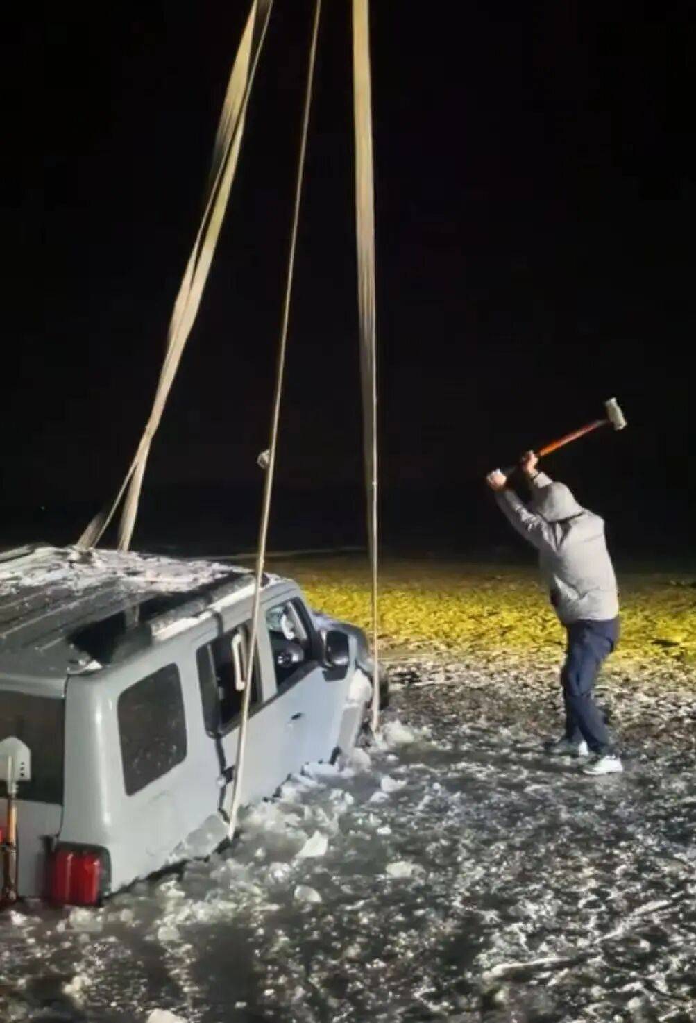 皇冠信用出租足球_河北一越野车在水库冰面练漂移皇冠信用出租足球，冰层突然破裂，车轮落水被冻6小时，找来吊车深夜将车吊出