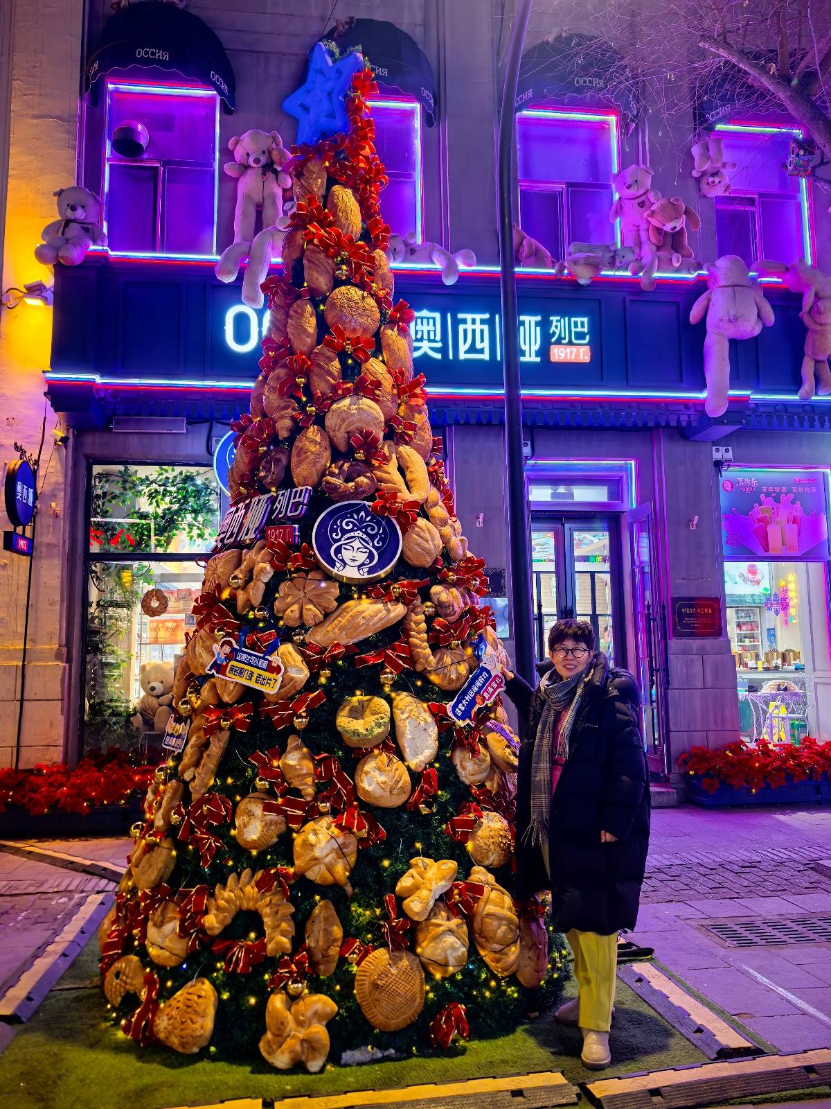 皇冠信用盘哪里申请_哈尔滨一大列巴面包树成麻雀过冬粮仓皇冠信用盘哪里申请，设计师：一百多个面包做成，已有两年