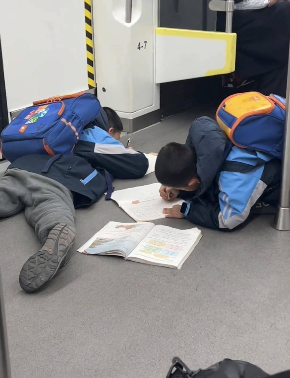 皇冠信用网登2代理_两名小孩哥一上地铁就滑铲倒地皇冠信用网登2代理,趴地上写作业,引来数万网友共鸣:这才是童年的样子