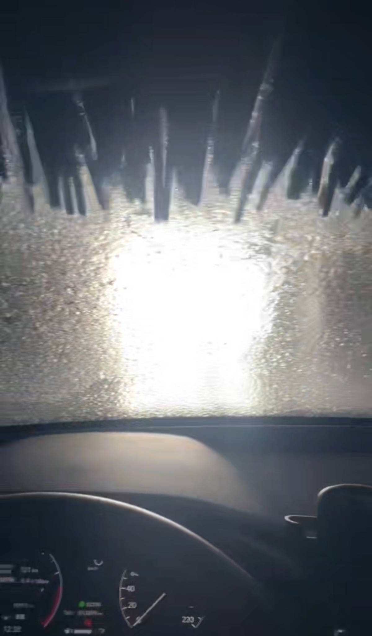 介绍个信用网址多少_沈阳女子零下20℃自助洗车挡风玻璃秒结冰介绍个信用网址多少,当地多家洗车店称会在室内人工冲洗