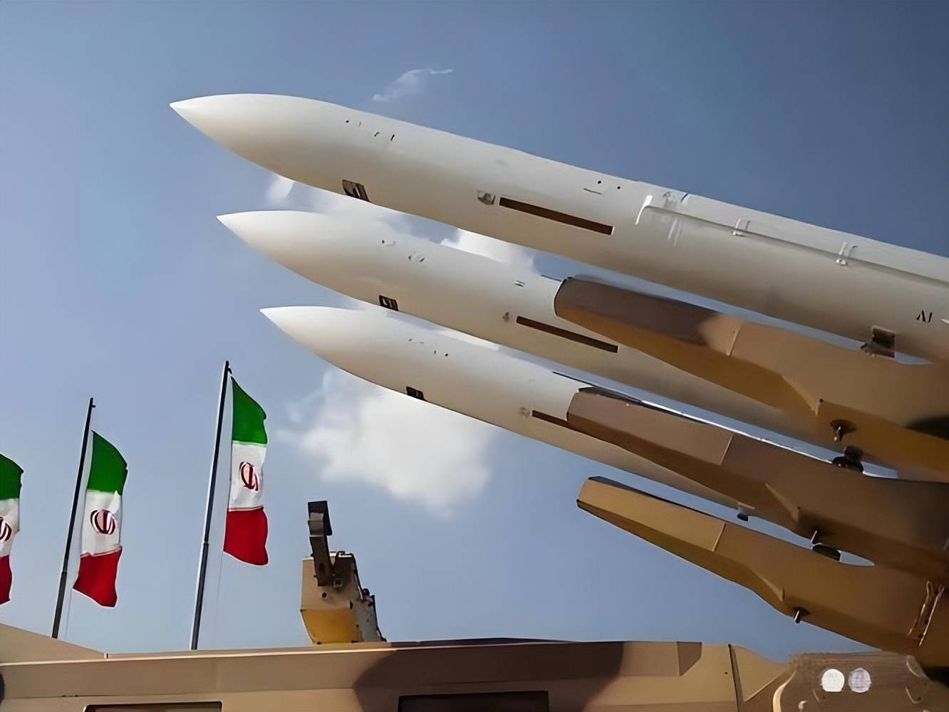 皇冠登3管理出租 _伊朗4枚弹道导弹“突袭”美军航母皇冠登3管理出租 ，却变成一场“昂贵的烟花秀”