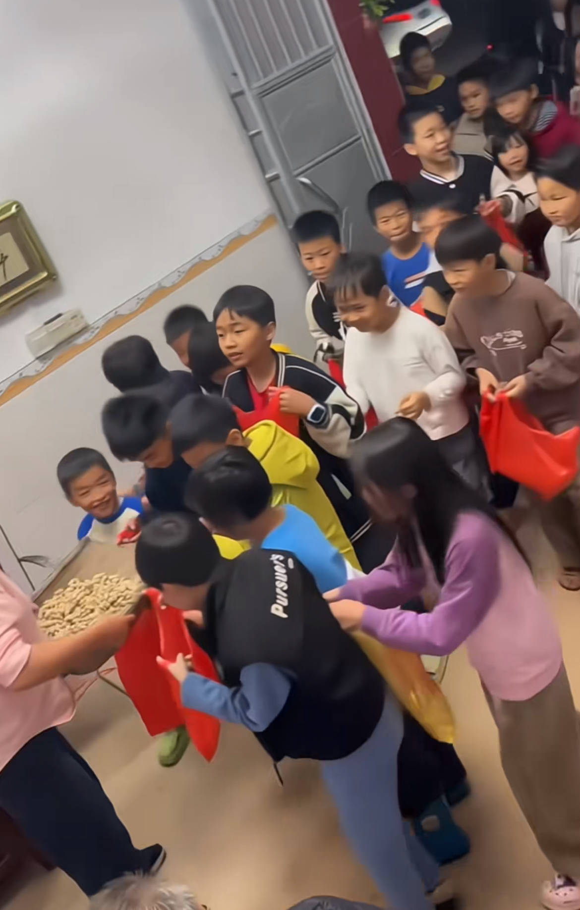 皇冠信用网会员申请网址 _“叔公发烟皇冠信用网会员申请网址 ，千子万孙！”广东小朋友蜂拥上门闹元宵年味爆棚，拍摄者：庆祝新婚的习俗