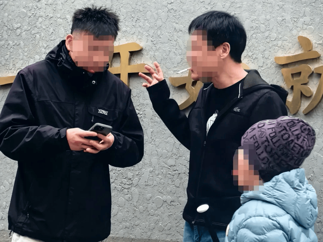 如何申请皇冠信用网_十几分钟都忍不了如何申请皇冠信用网,非得在校门口抽烟?要是您家孩子经过呢?