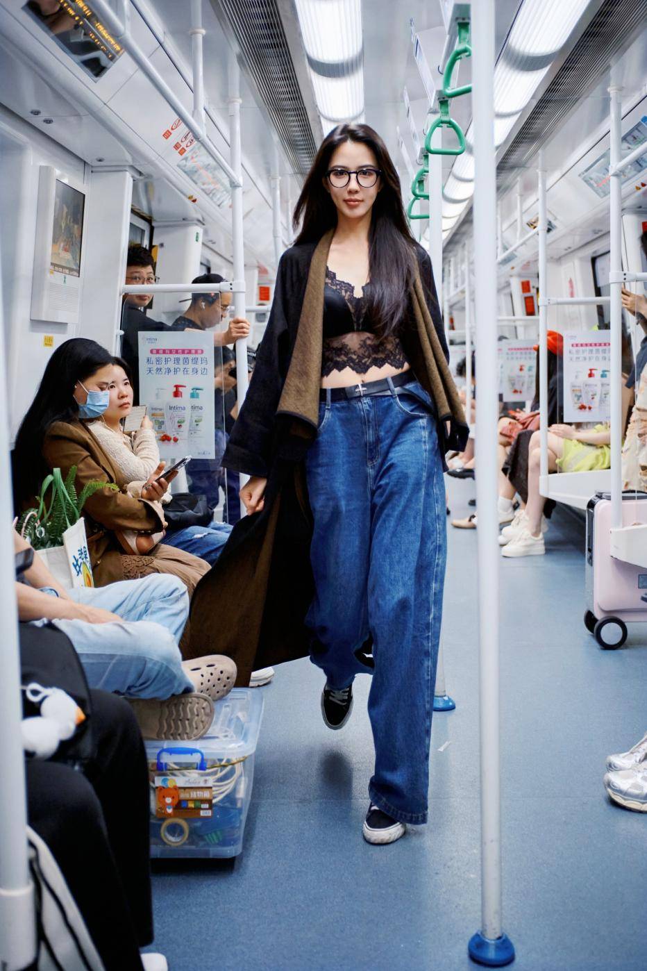 皇冠信用网登1_没看出来皇冠信用网登1!她们穿的竟然是内衣!地铁站里的这场快闪太敢了