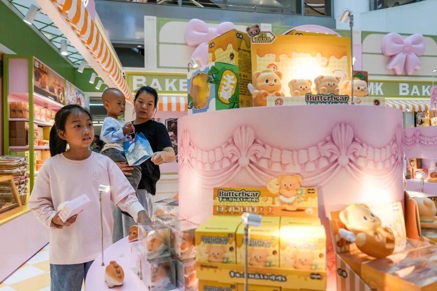 皇冠信用网占成代理_上海又又又排队!印尼一家四口5分钟清空两层货架;新店排队2小时入场皇冠信用网占成代理,“懂经”的直奔试衣间