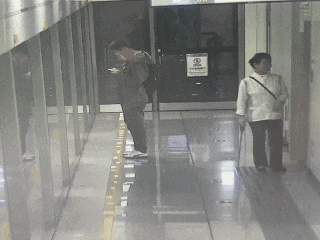 盘口足球平台
_“不对劲!”成都地铁一卫生间一直紧闭盘口足球平台
,保洁员三次敲门,第三次门内回应微弱,众人上演生命接力